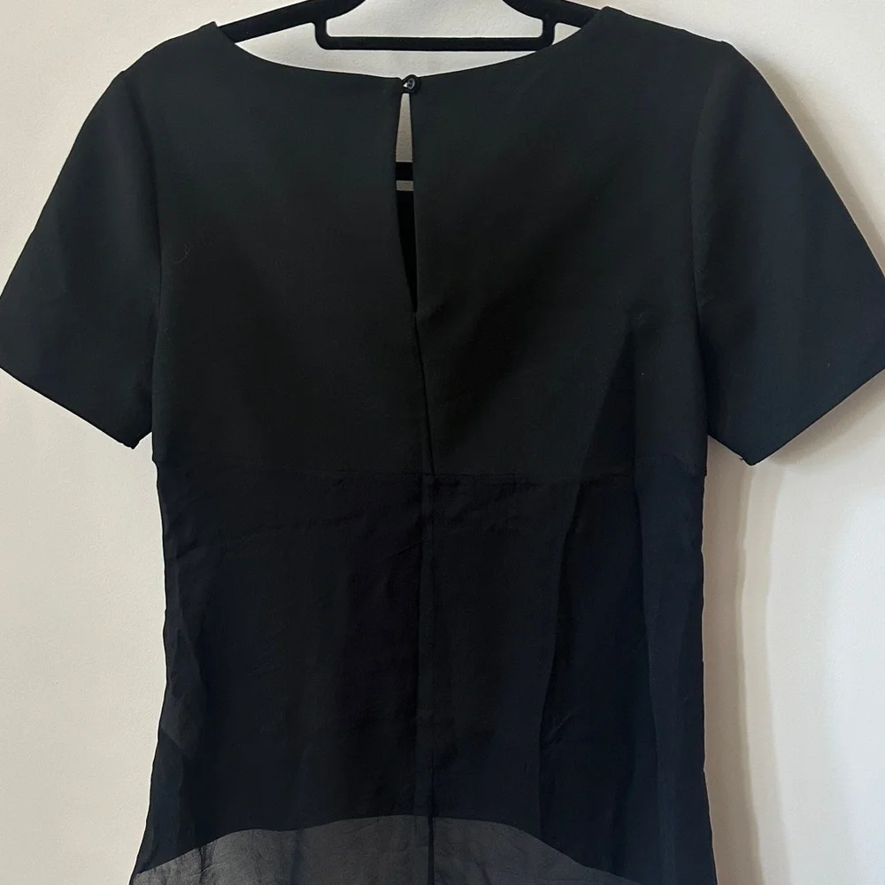 Elizabeth and James hi-low silk Black Short Sleeve Women's Top - Picture 2 of 6